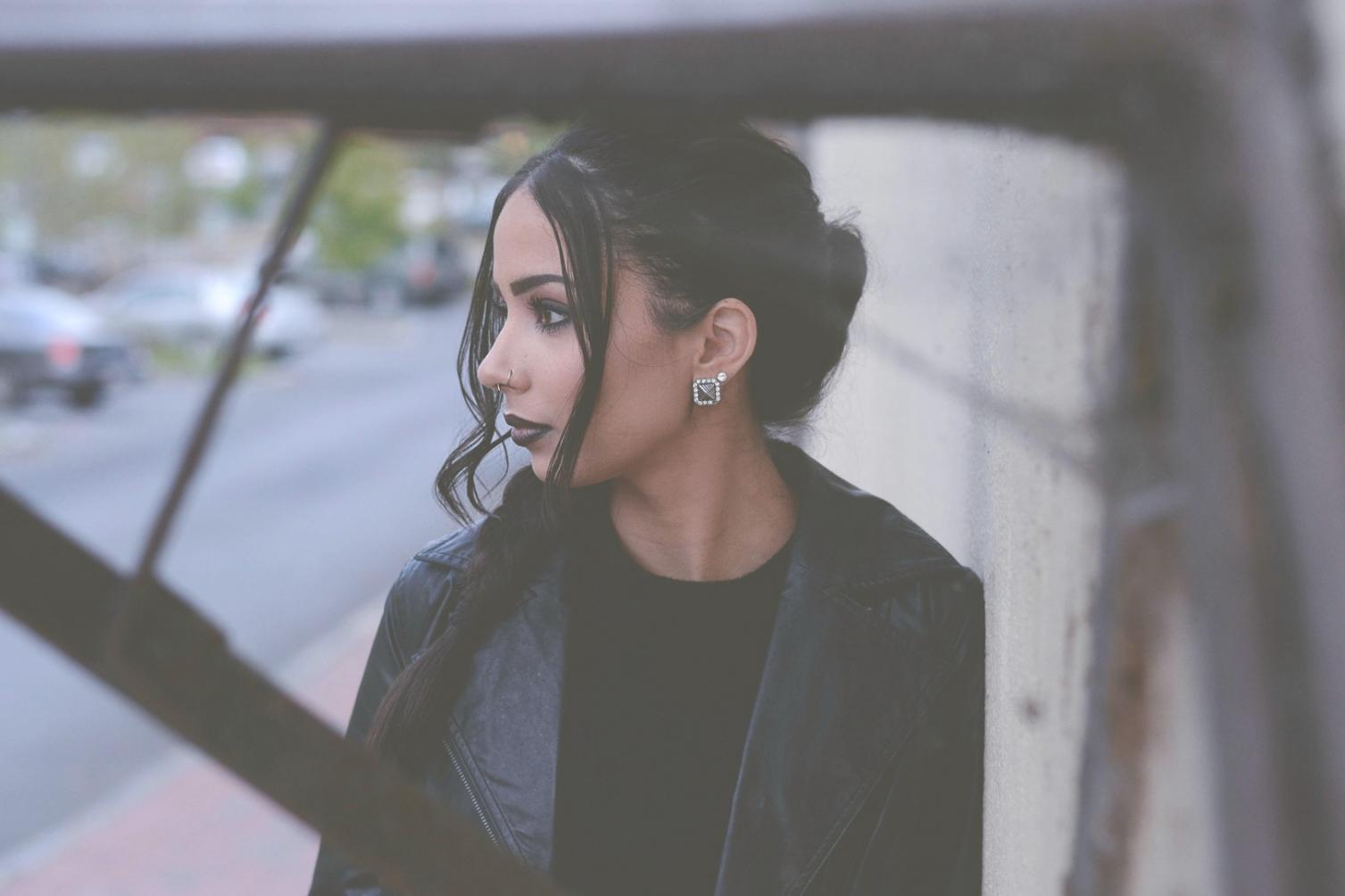Consulente di immagine durante una sessione di styling personalizzato